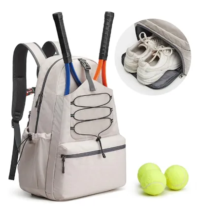 アウトドアバッグの上蓋の役割は何ですか？