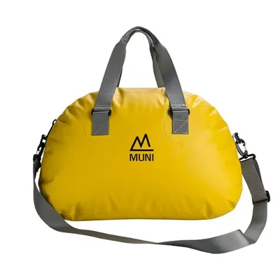 ウォータープルーフ ダッフル バッグは防水または耐水性ですか?